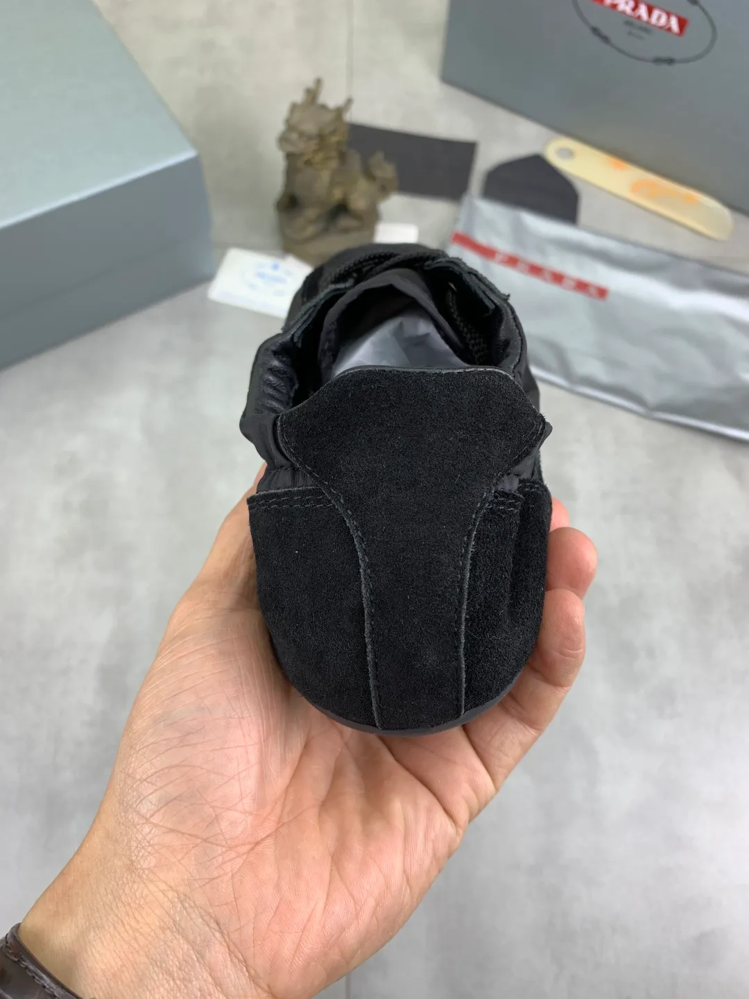 Men's shoes 💰P500💰【New style】hot style is on the official website, 🆘 Trendy brand (Prada) mainly promotes hot style, avant-garde and versatile fashion men's shoes private version mold opening, cowhide surface splicing 1:1 replica... fashionable and simple, original imported cowhide lining cowhide feet; the atmosphere and personality are more fashionable, eye-catching and pursuing class. It will subvert the old idea and be a must-have for fashion trendsetters with you! Must keep it for yourself! Tall and comfortable, large and low, high-end quality workmanship. Size: 38-44; 6️⃣colors available.